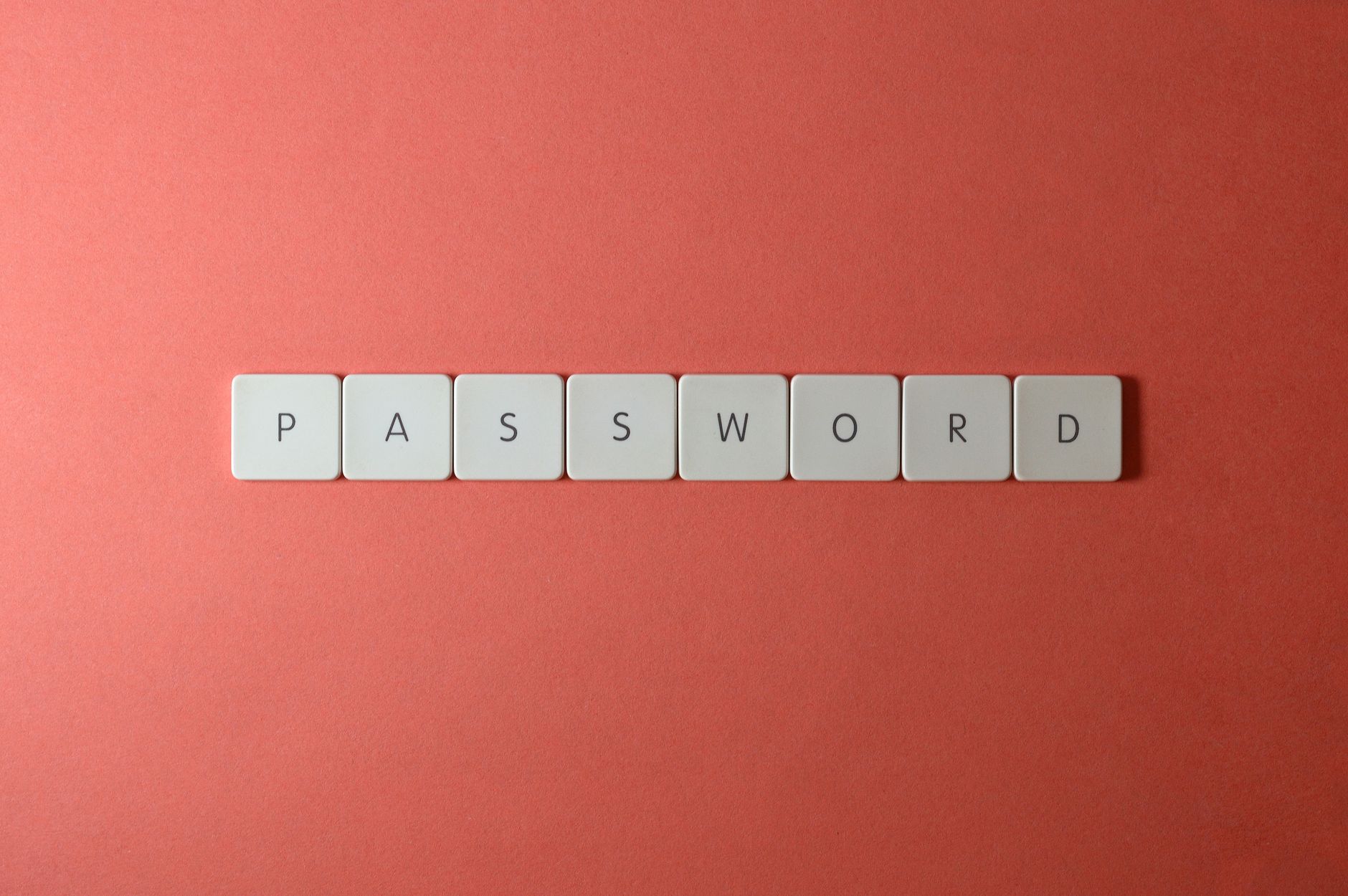 Una persona utilizando un ordenador portátil en un entorno oscuro, simbolizando la protección de la privacidad y el anonimato digital