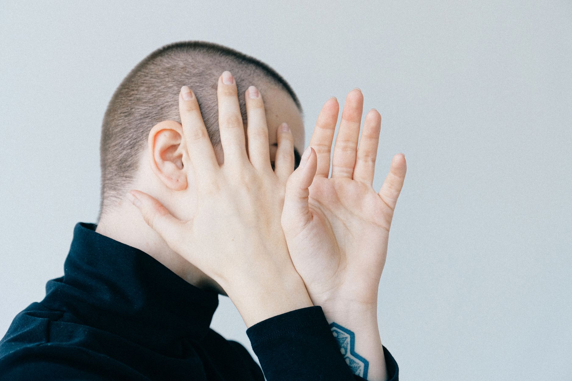 Une personne analysant des données sur un écran, symbolisant la recherche de sécurité et de confidentialité