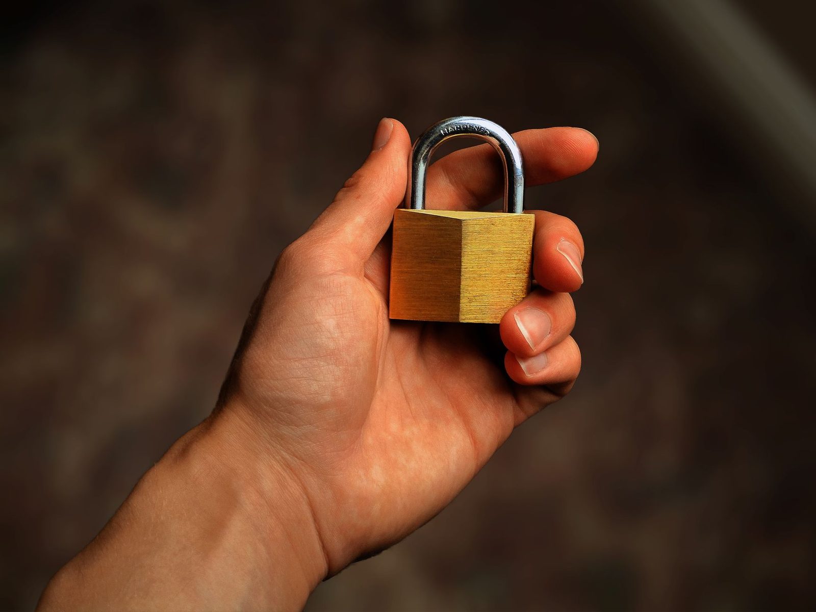 Eine Hand hält ein Smartphone mit verschwommenem Bildschirm, was den Verlust der Kontrolle über persönliche Daten symbolisiert