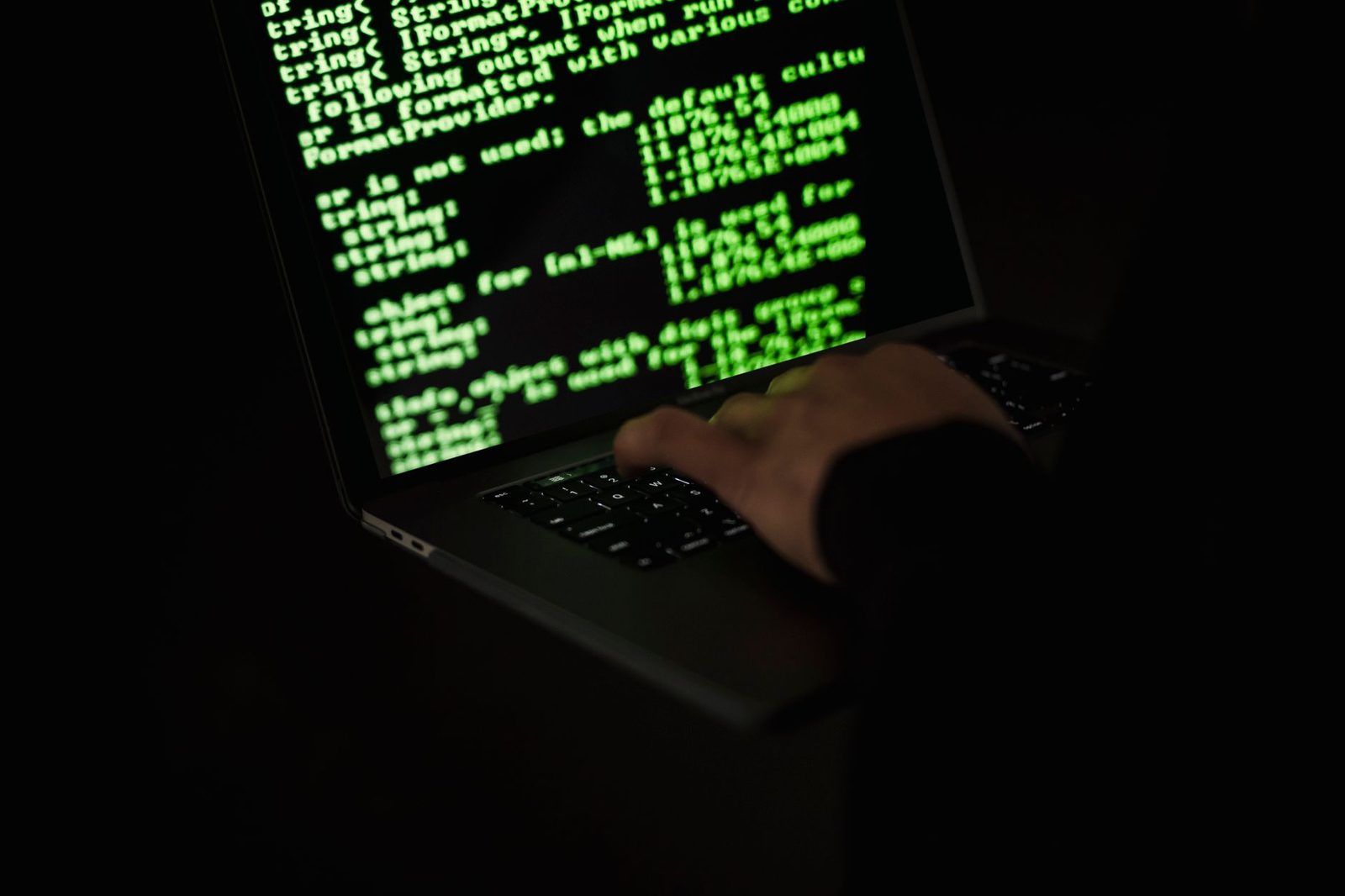 Uno spazio di lavoro minimalista con un computer portatile, simboleggiando la sobrietà digitale