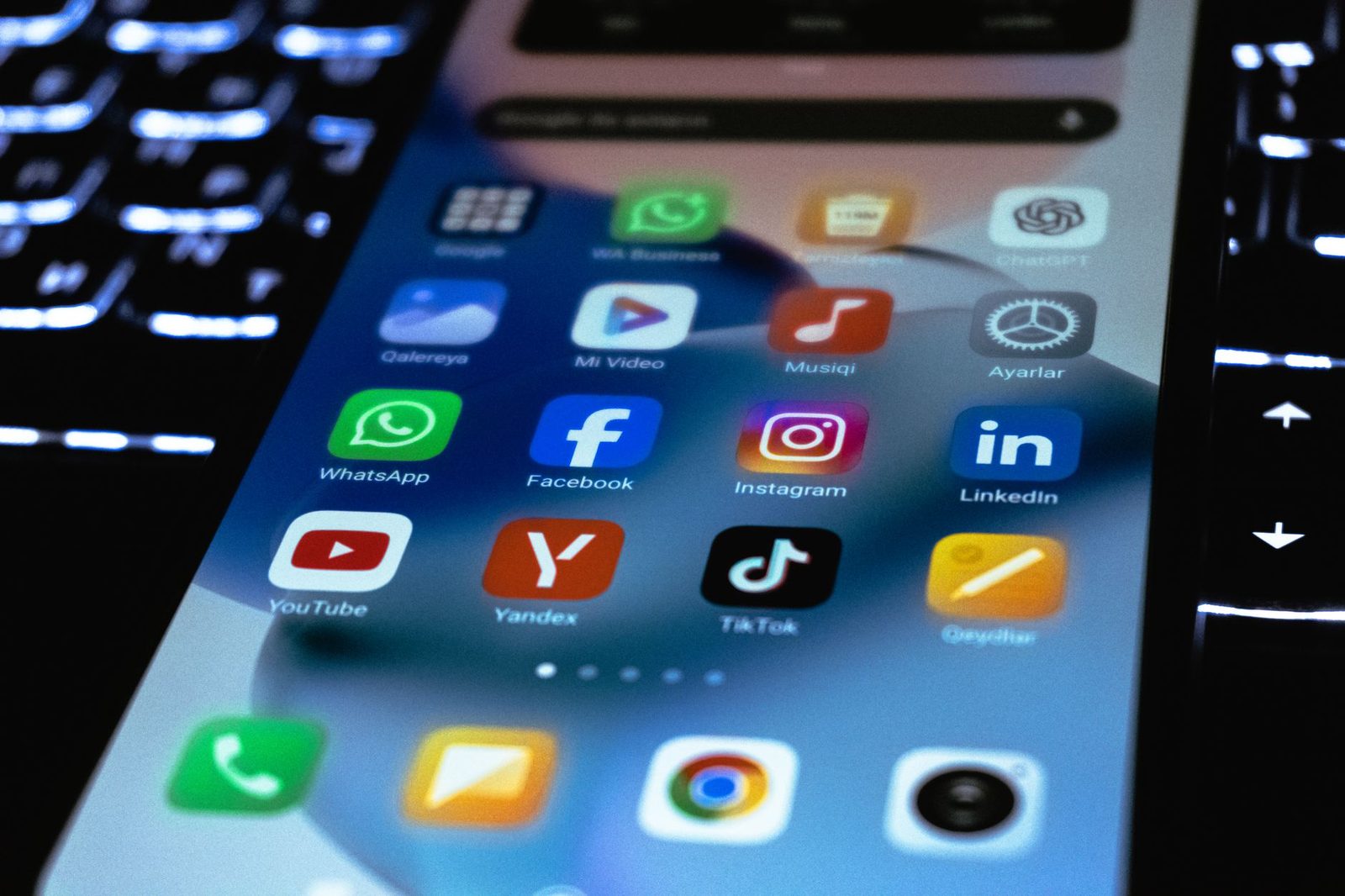 Écran de smartphone affichant les icônes des applications de messagerie WhatsApp, Facebook, Instagram et TikTok