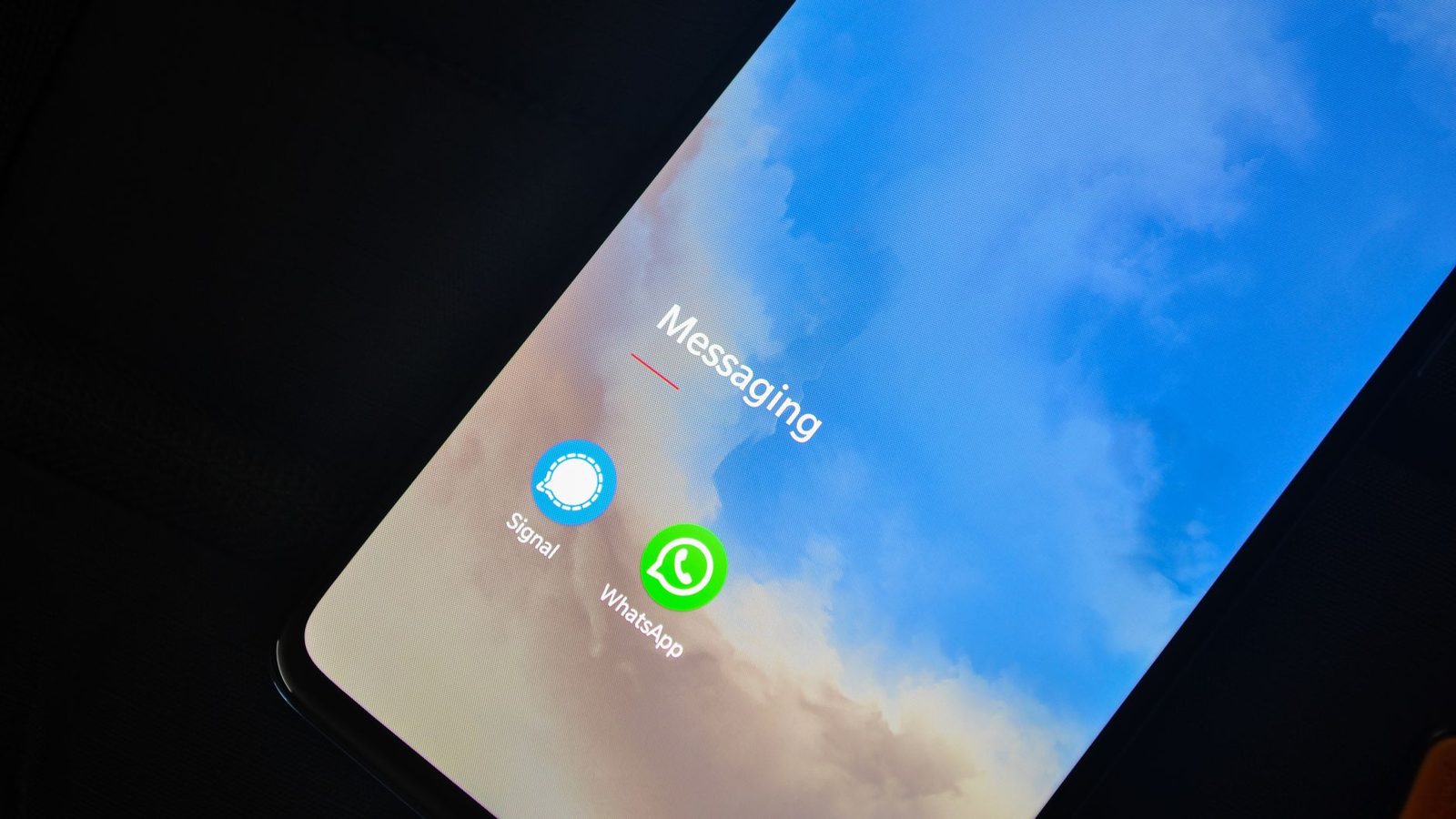 Écran de smartphone affichant un dossier « Messaging » avec les icônes des applications Signal et WhatsApp
