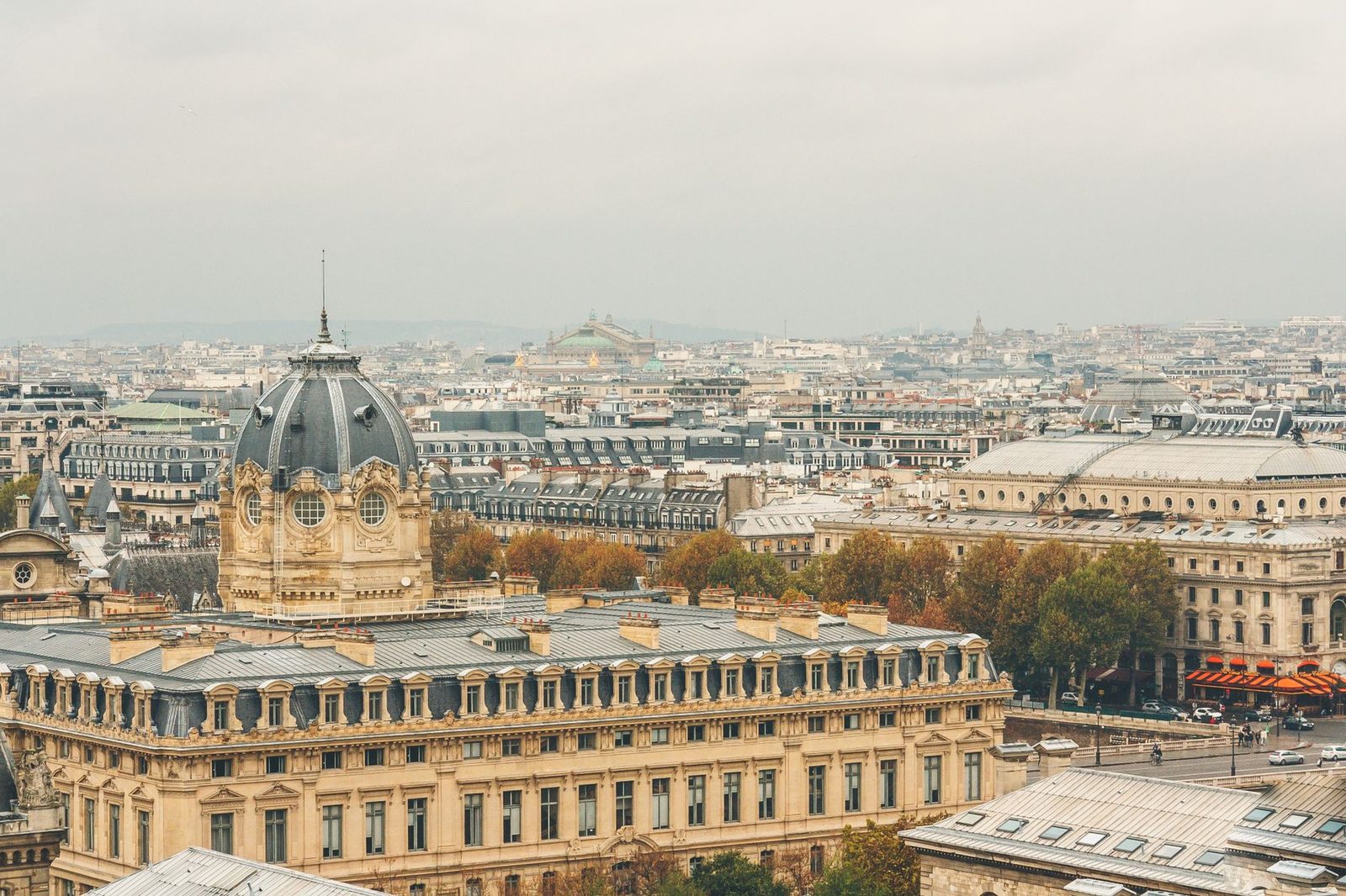 Vue aérienne des toits de Paris avec le dôme du tribunal de commerce et immeubles haussmanniens